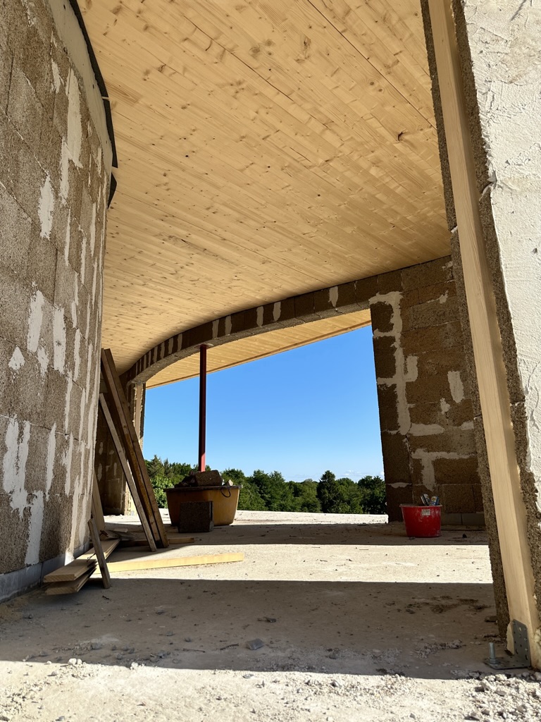 Hanfsteinwand unter einer Holzdecke