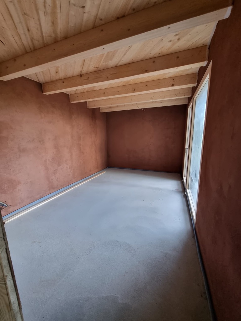 Raum mit Lehmoberfläche auf Hanfsteinwand